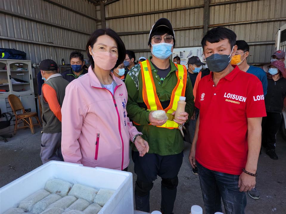 04月份鎮政活動剪影1110404清明連假期間，清潔隊照常為民服務，黃鎮長慰勞清潔隊員~辛苦了 